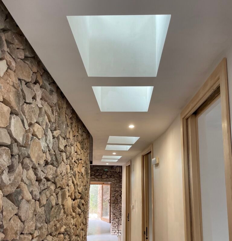 Mas de la Roca 100% Solar Powered Mas de la Roca 100% Solar Powered